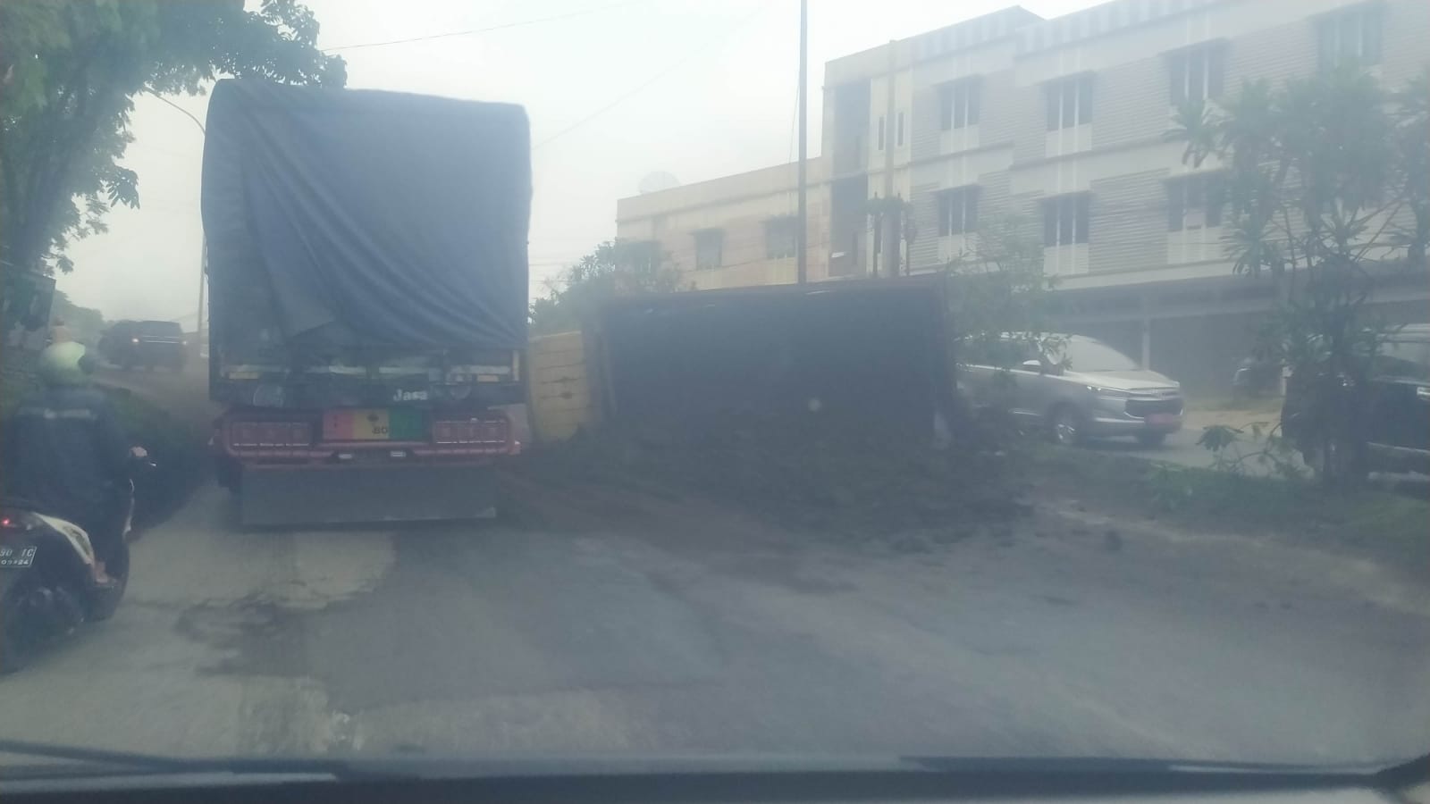 Truk Angkutan Batu Bara Terguling,  Jalur Menuju Simpang Rimbo Macet Total