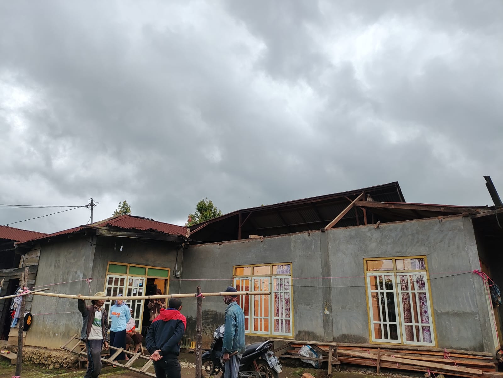 Puting Beliung Hantam Kerinci, Atap Rumah Warga Berterbangan