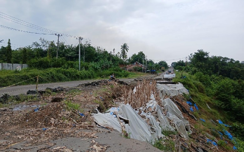 Warga Sebut Pemerintah Abai, Kerusakan Jalan Lintas Sumatera di Jujuhan Bungo tak Kunjung Diperbaiki