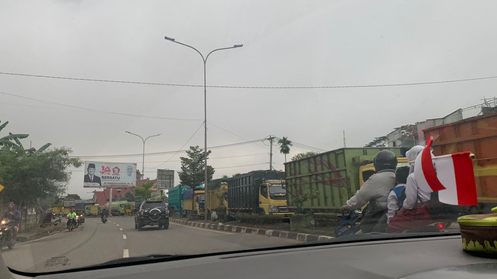 Sudah Dua Malam Jalan Lintas Sumatera di Jambi Macet Total. Warga Mulai Terganggu Minta Gubernur Turun Tangan