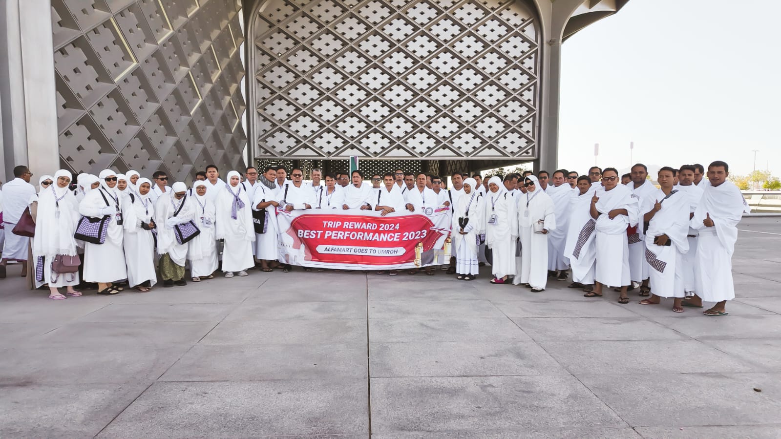 Alfamart Berangkatkan Ibadah Umrah Puluhan Karyawan Terbaik dan Beprestasi