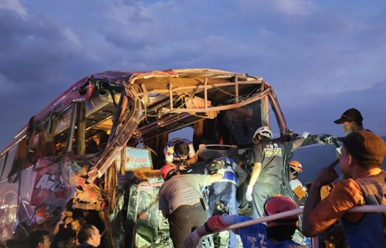 Hendak Bawa Pelajar SMP ke Kampung Inggris Bus Kecelakaan di Tol, Empat Orang Tewas