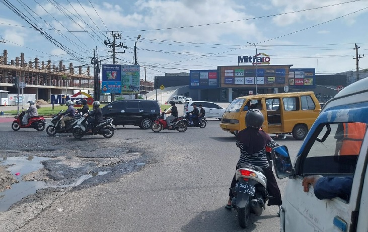 Macet Parah di Simpang Mayang Akibat Lampu Lalu Lintas Mati, Tanggung Jawab Siapa ?