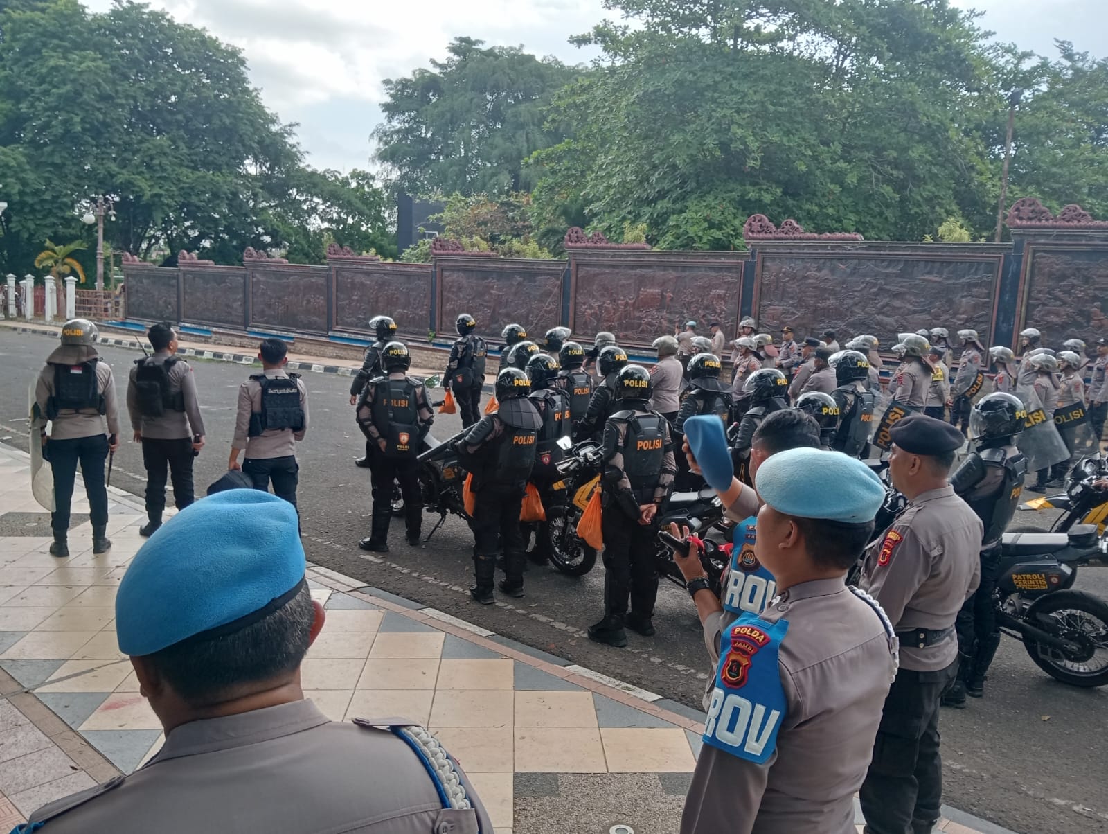 Massa Mulai Lempari Batu, Petugas Lepas Tembakan gas Air mata 