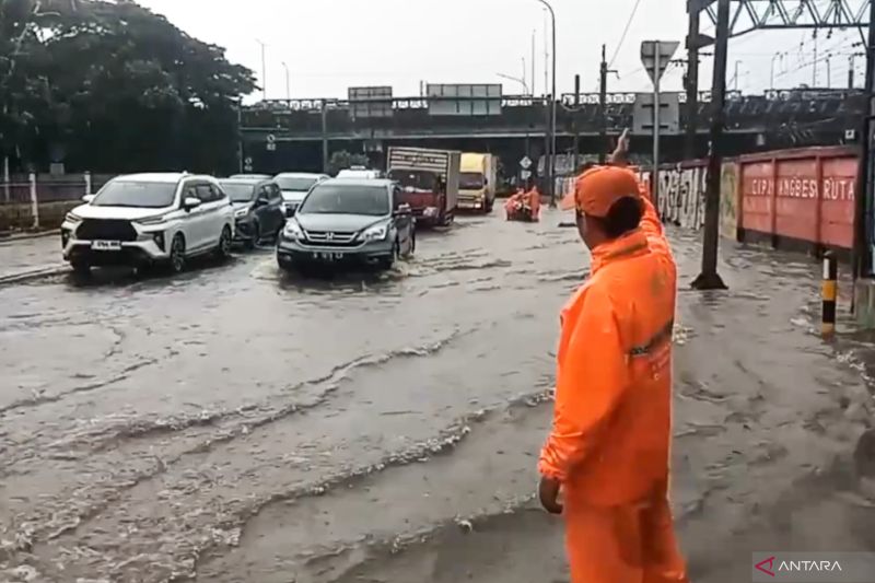 Banjir Landa Jalan Raya Bekasi Timur Dekat Stasiun Jatinegara