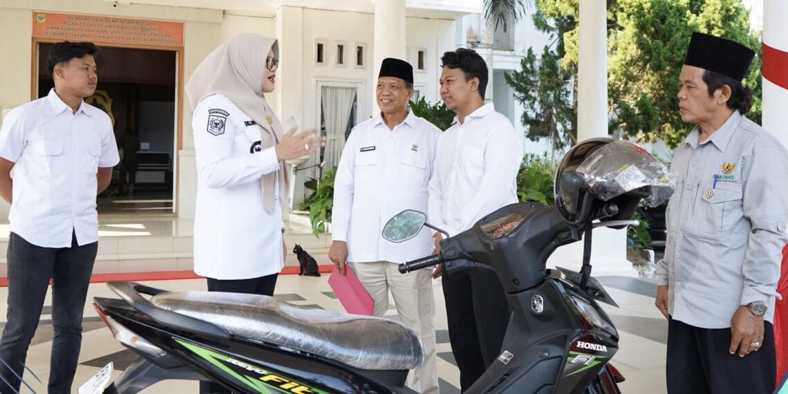 Dillah Serahkan Sepeda Motor dari Baznas