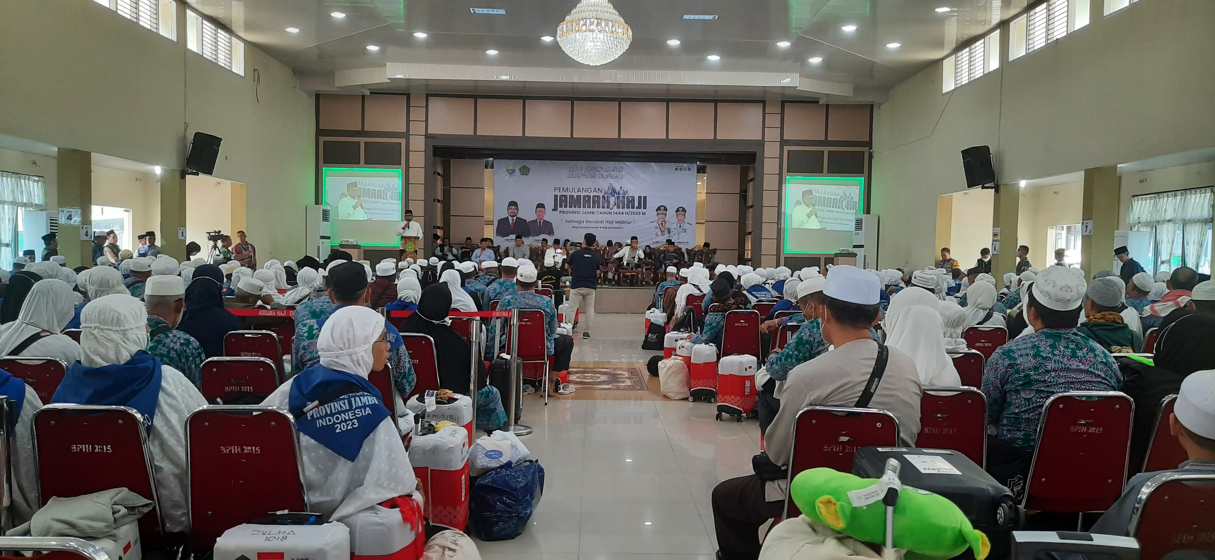 ALHAMDULILLAH! Jemaah Haji Kloter BTH 22 Tiba di Jambi