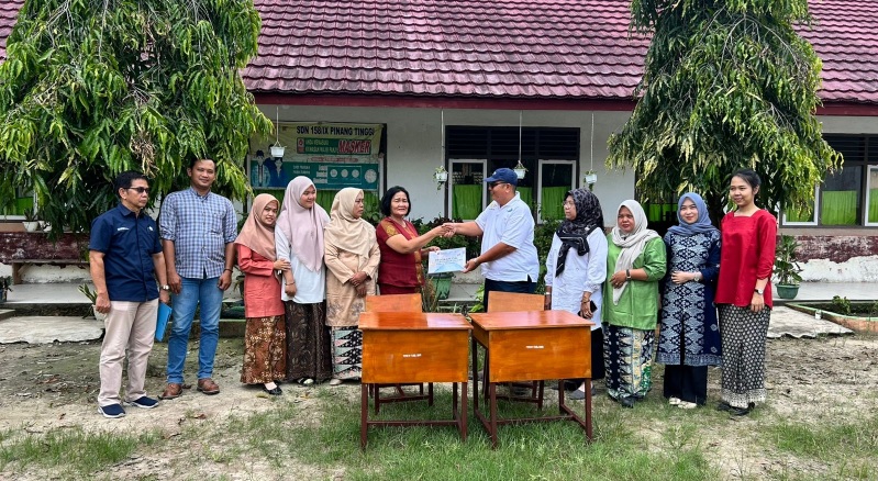 PTPN IV Regional 4 Jambi-Sumbar Bantu 30 Set Meja Kursi ke Sekolah 