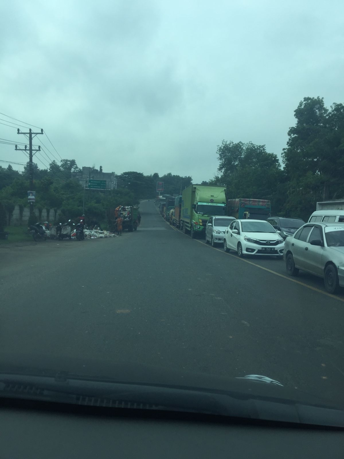 BREAKING NEWS: Truk Angkutan Batu Bara Terguling, Simpang Rimbo Hingga Simpang Mendalo Macet Total