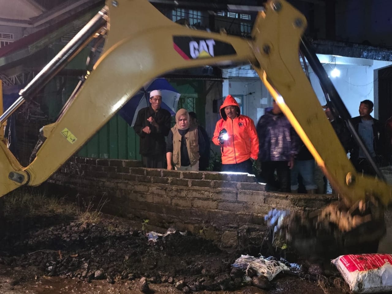 Banjir di Kayu Aro, Bupati Monadi dan Kadis PUPR Langsung Turun ke Lokasi 