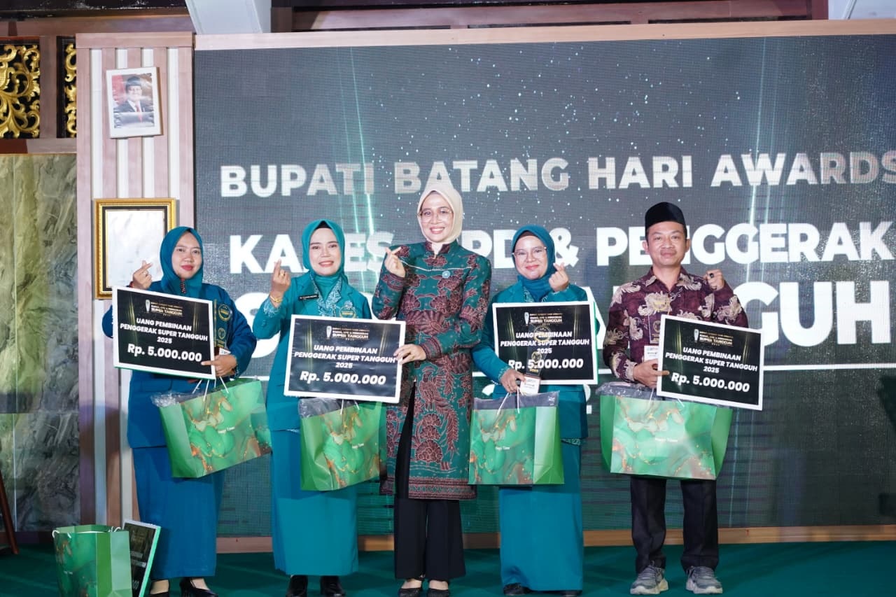 Bupati Batang Hari Award 2025: Zulva Fadhil Serahkan Trofi Sekaligus Semangat Ketangguhan