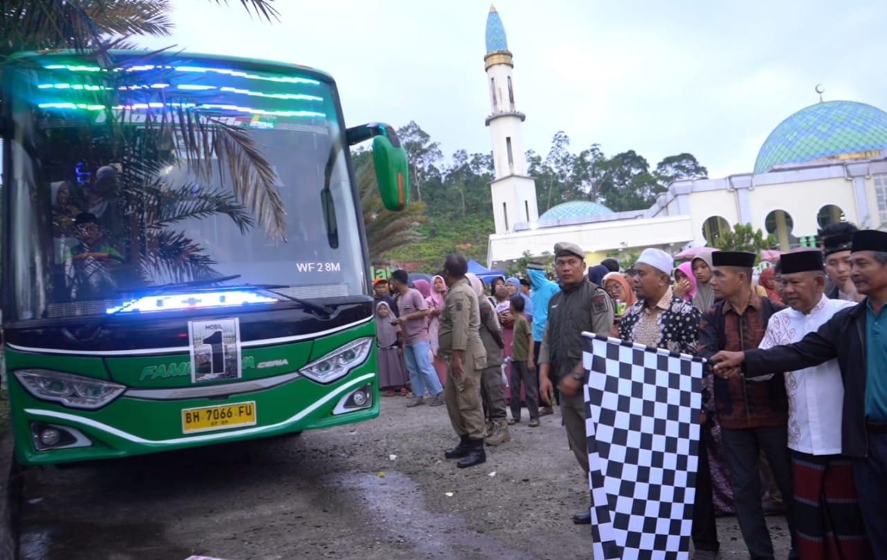 Wabup Lepas Keberangkatan Kloter 18 CJH Merangin,  Bupati Bekali Rendang untuk 147 Orang  Calon Jemaah Haji