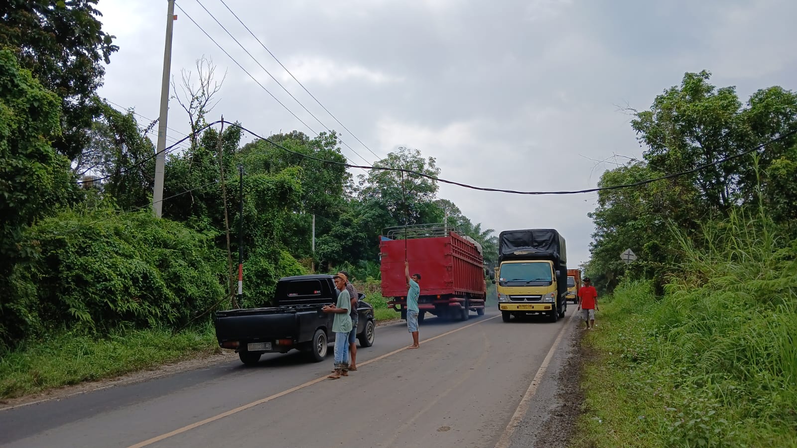 Kabel PLN Jatuh ke Badan Jalan Lintas Sumatera, Sebabkan Macet Panjang