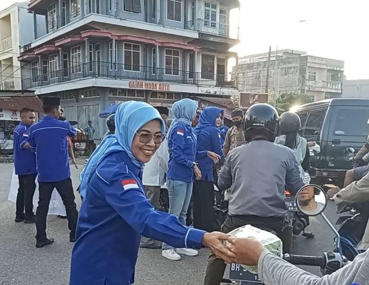 Demokrat Kota Jambi Bagi-bagi Takjil Gratis 