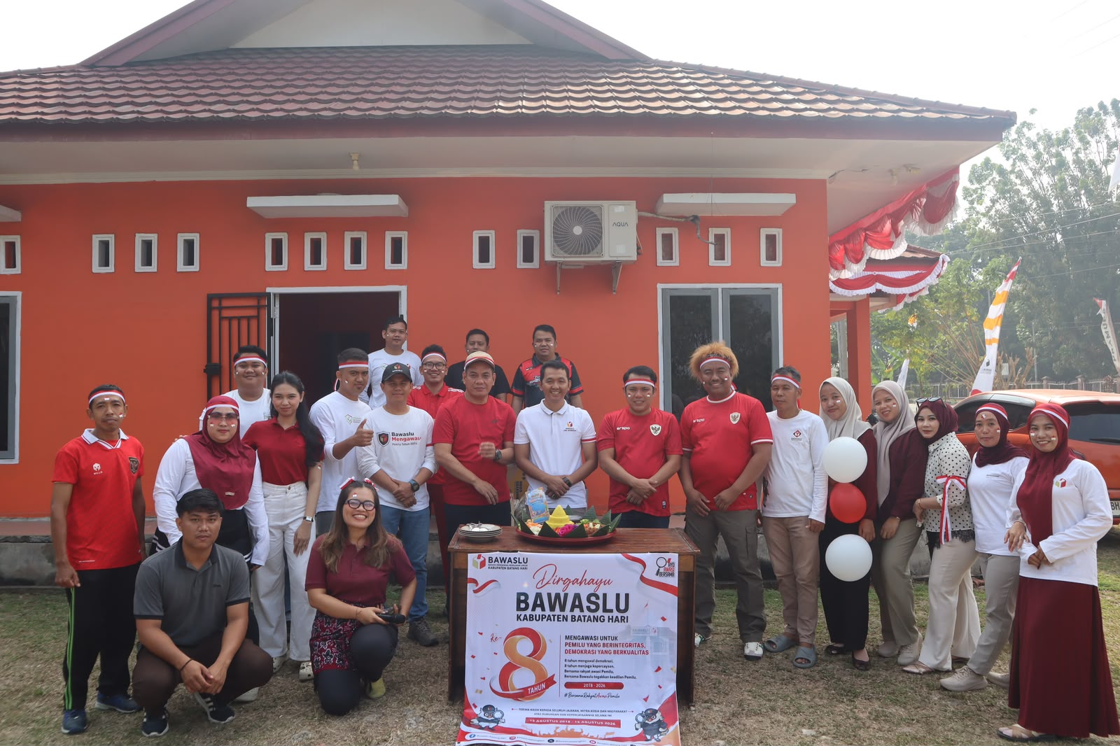 Bawaslu Batang Hari Potong Tumpeng di HUT RI dan Hari Jadi Bawaslu 