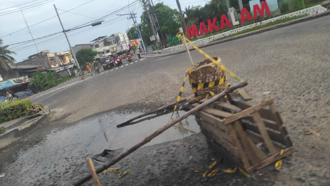 Warga Keluhkan Jalan Protokol dalam Kota Jambi Banyak Lobang