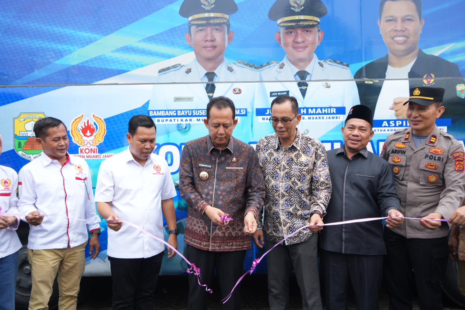 Dukung Kemajuan Olahraga, Bupati BBS Serahkan Hibah Bus Operasional ke KONI Muaro Jambi