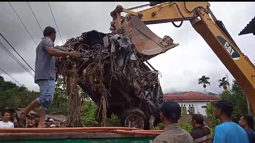 Evakuasi Mobil Jazz Terseret Banjir di Sungai Penuh. 