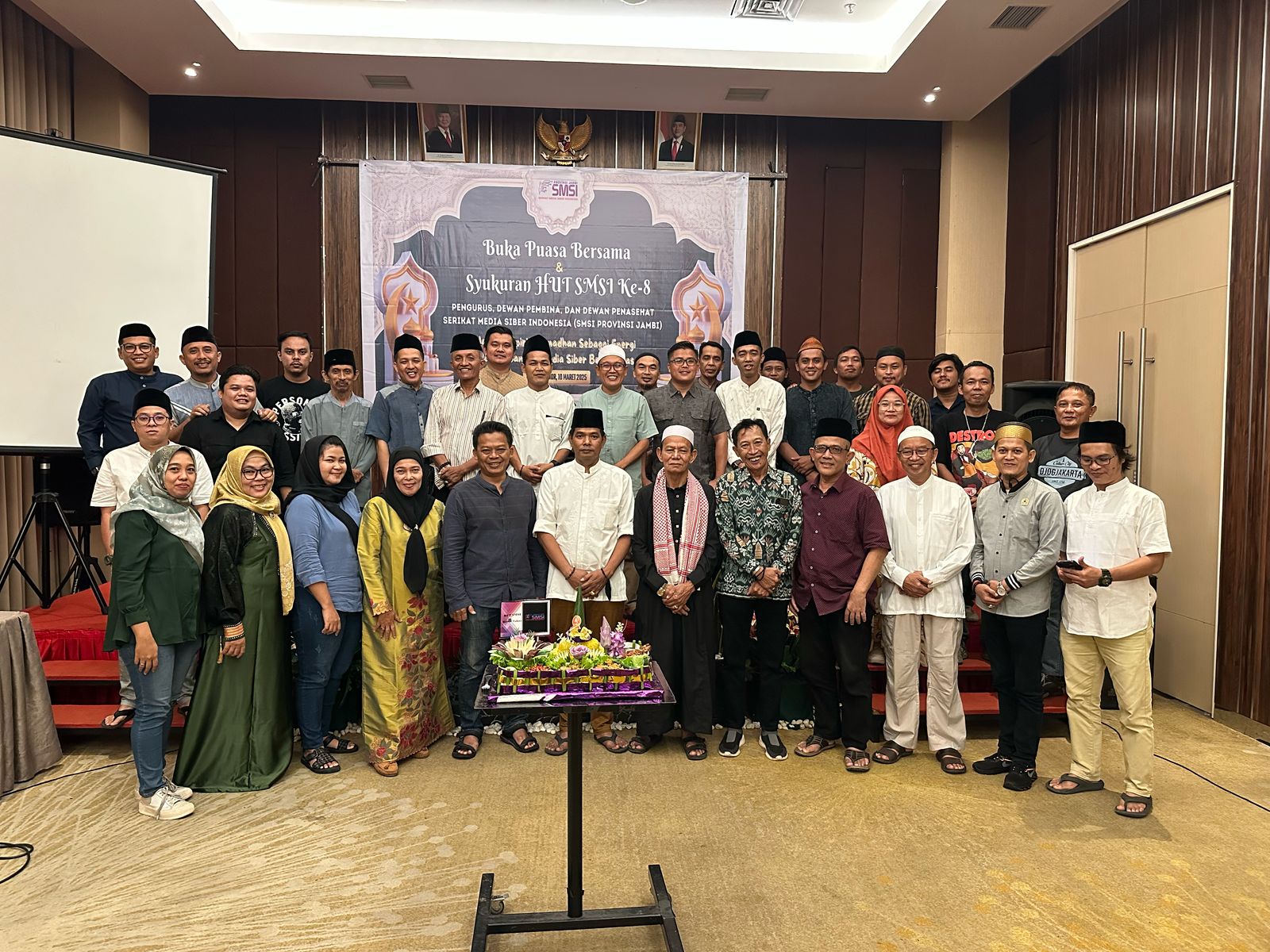 SMSI Provinsi Jambi Buka Bersama Perkuat Silaturahmi Hingga Potong Tumpeng HUT SMSI ke-8