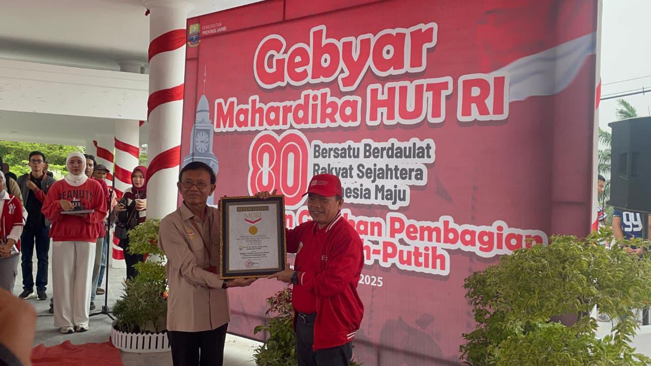 Al Haris Dianugerahi Rekor MURI, Inisiator Pengibaran Bendera Merah Putih Terbanyak di Jembatan Pedestrian