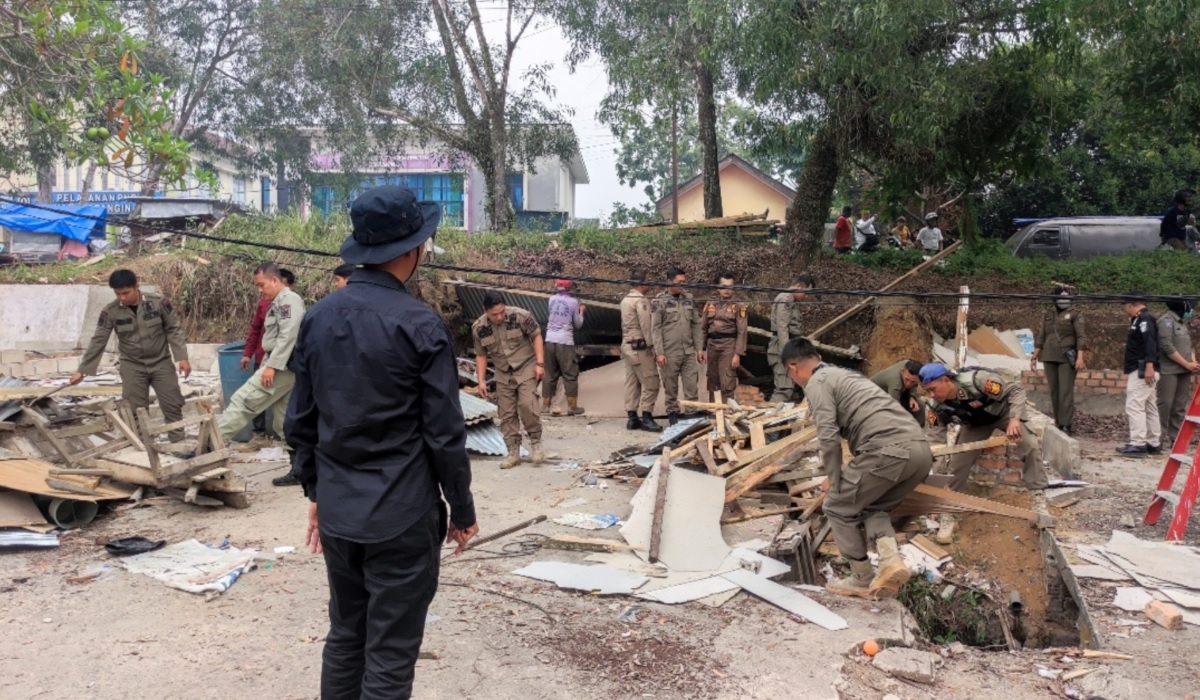 Pemkab Merangin Bongkar Kios Pedagang di Dua Lokasi Pematang Kandis