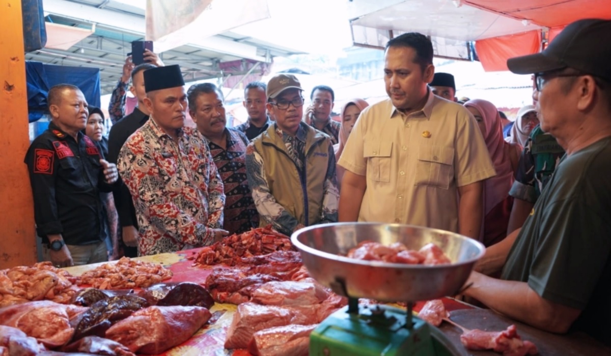 Bupati M. Syukur Pimpin Sidak Pasar, Harga Sembako Terpantau Stabil
