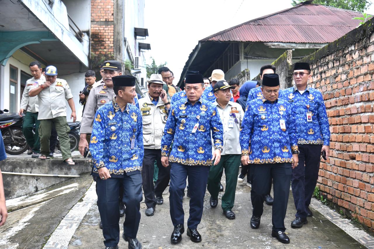 Pemerintah Hadir : Gubernur dan Wali Kota Kunjungi Warga Terdampak Banjir dan Salurkan Bantuan Tanggap Darurat