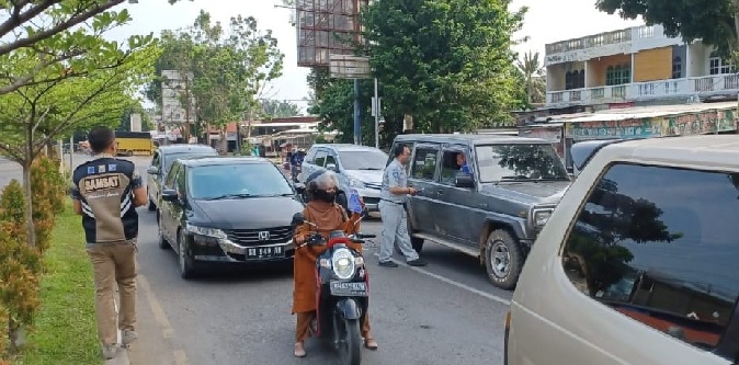 Jasa Raharja-Tim Samsat Muara Bungo Sebarkan Brosur Pemutihan Pajak Kendaraan di Jalan Utama Hinga Bengkel