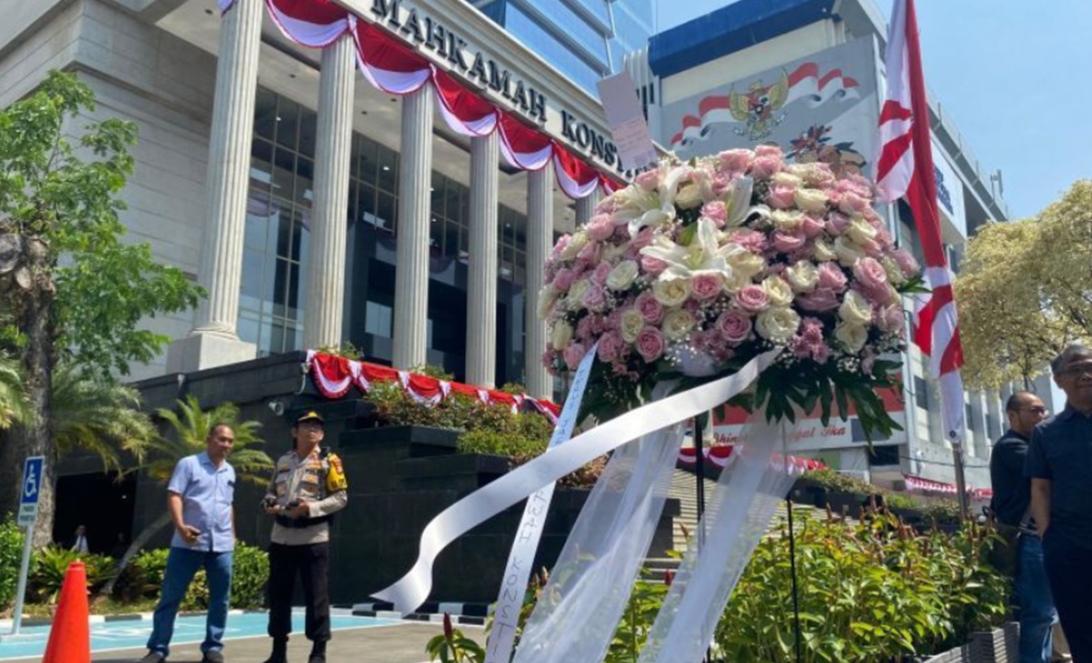 Mahkamah Konstitusi Dapat Karangan Bunga, Ada Tulisan 'Dear MK...'