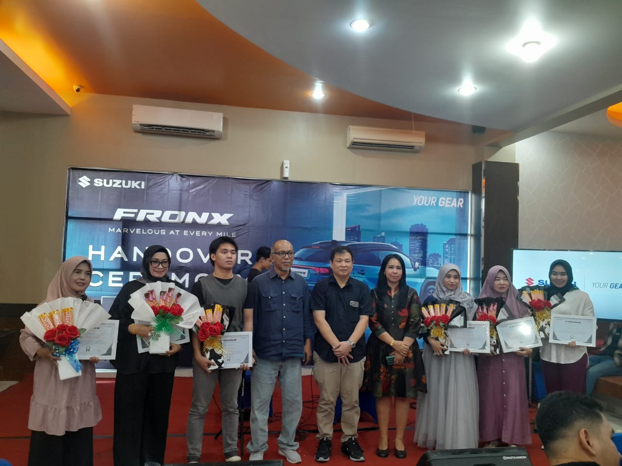 Resmi Mengaspal di Jambi, Enam Konsumen Perdana Suzuki Fronx Terima Unit Secara Langsung
