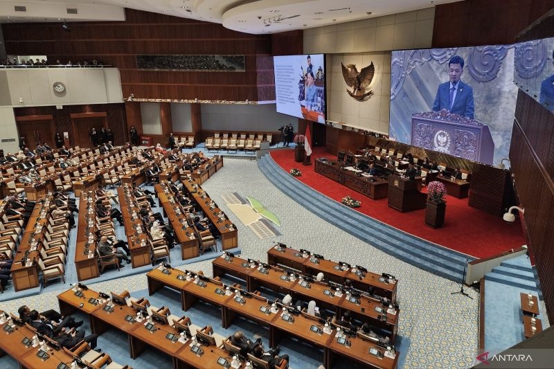 TOK! DPR Setujui Polri Tetap di Bawah Presiden, Bukan Kementerian