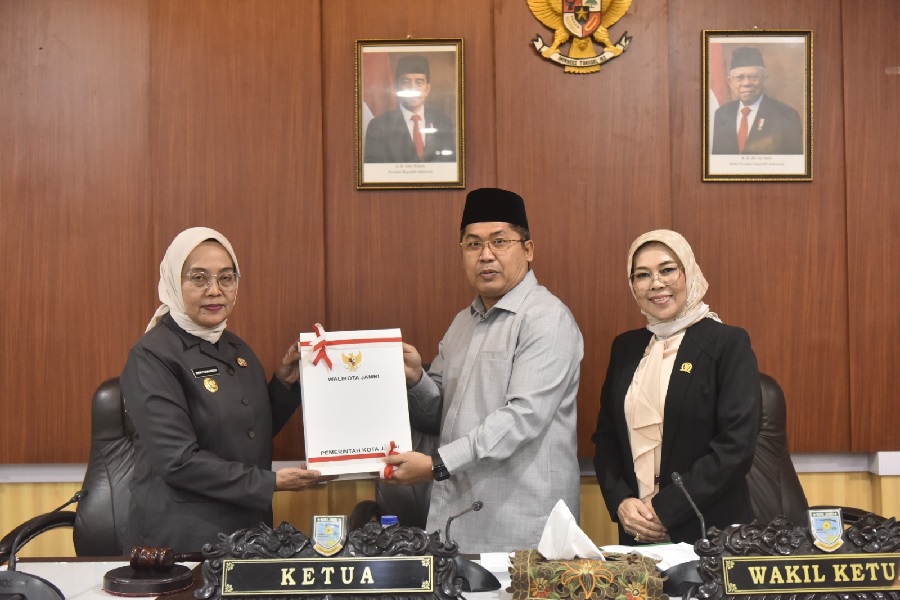 Hadiri Paripurna, Sri Tandatangani MoU KUA-PPAS 2025 Dan Sampaikan Rancangan KUA-PPAS Perubahan 2024