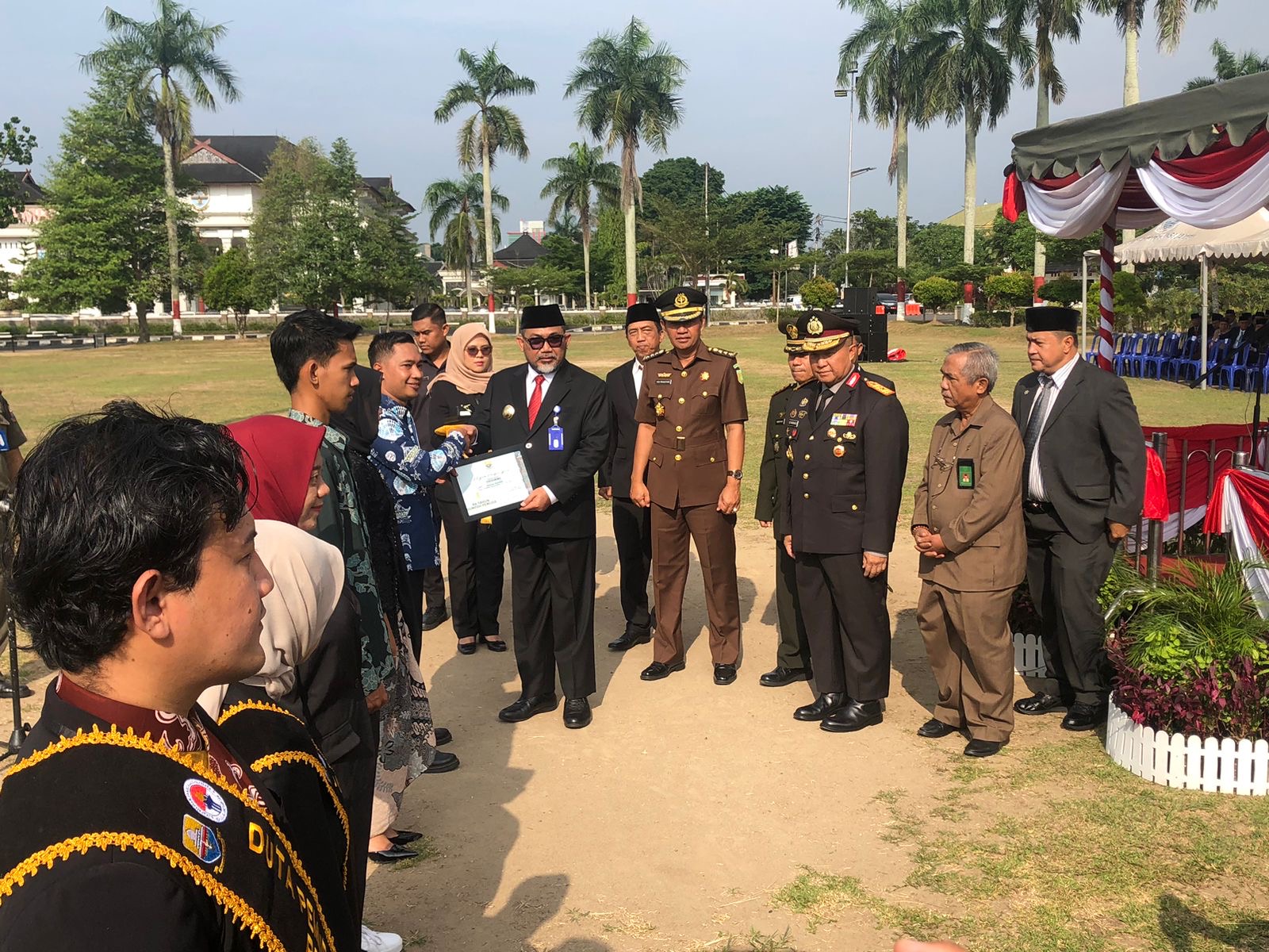 Dispora Provinsi Jambi Serahkan Sertifikat Pemuda Berprestasi dalam Upacara Peringatan Sumpah Pemuda