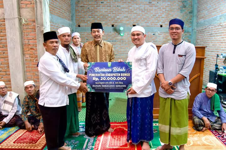 Bupati Bungo H. Mashuri Safari Ramadhan di Dusun Embacang Gedang dan Serahkan Bantuan Pembangunan Masjid