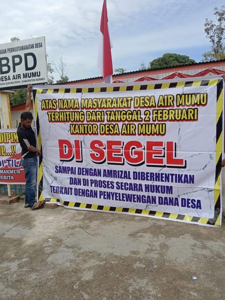 Tuntut Pengunaan Dana Desa, Warga Air Mumu Segel Kantor Kades