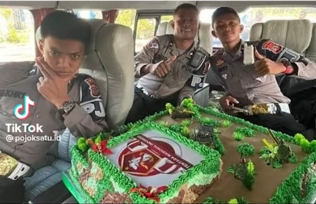 Dua Oknum Polisi yang Menjilat Kue Ulang Tahun TNI Sudah Dipecat