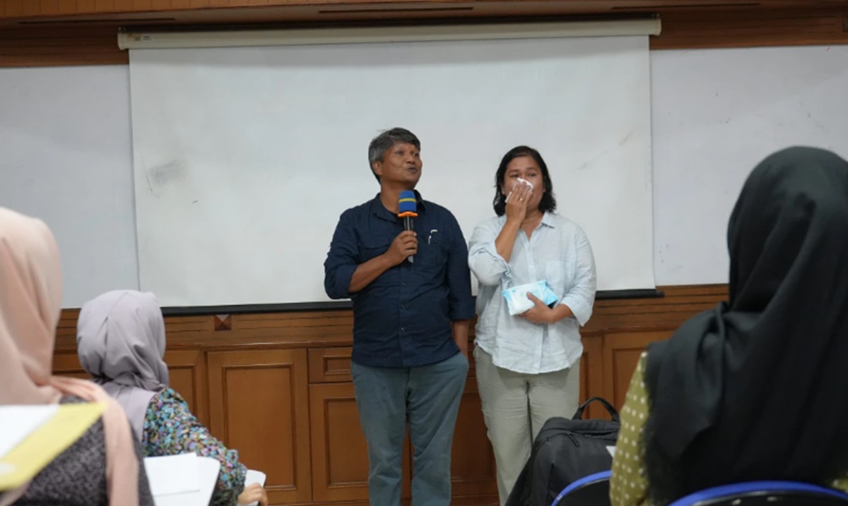 Kisah Sedih Suami Istri Hadiri Kuliah Perdana UGM Gantikan Anaknya yang Meninggal Dunia