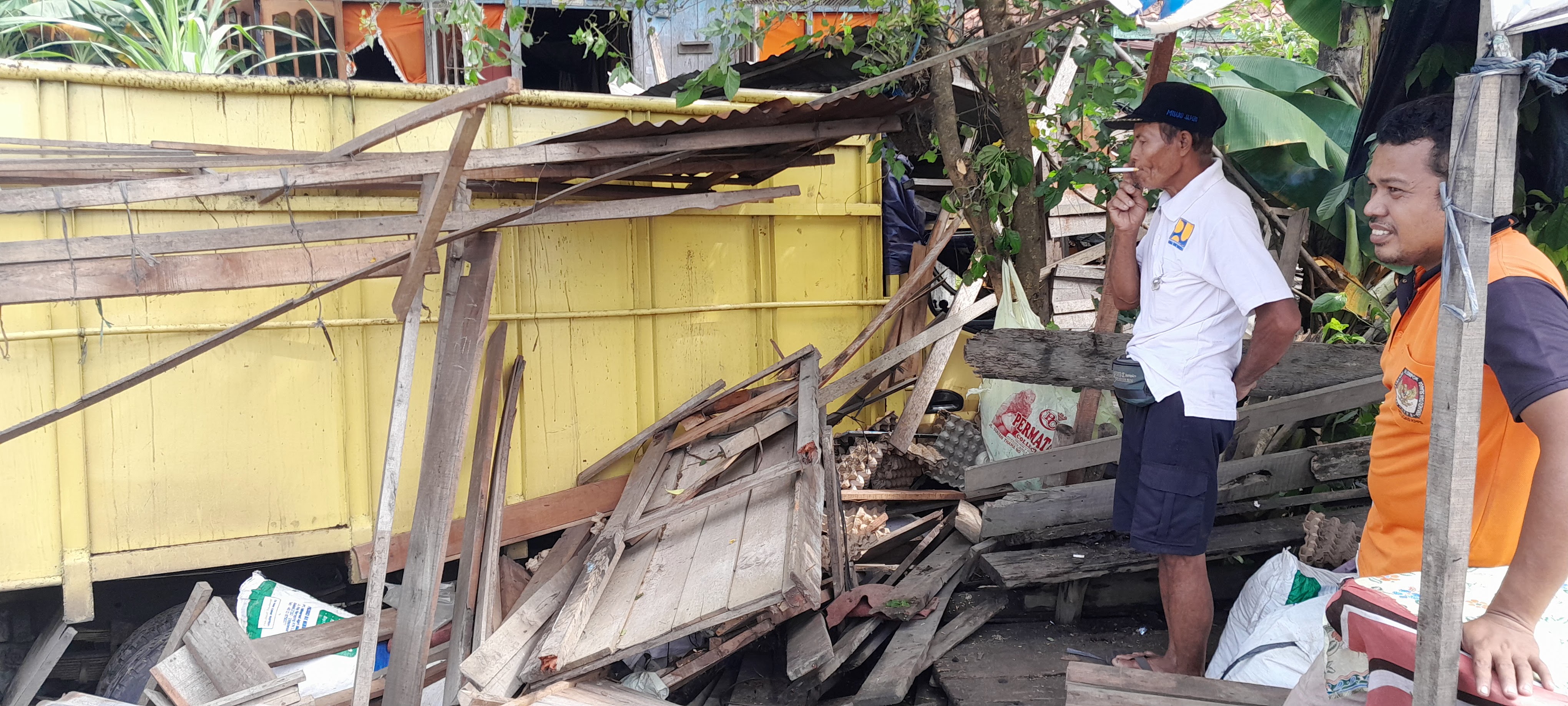 Diduga Sang Sopir Ngantuk, Truk Batubara Seruduk Rumah Warga di Muaro Jambi