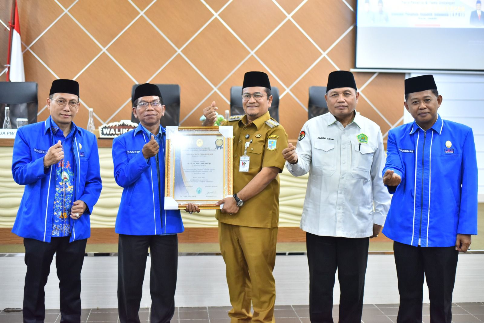 Dinilai Berdedikasi, Wali Kota Maulana Dianugerahi Penghargaan Asosiasi Penghulu Republik Indonesia  