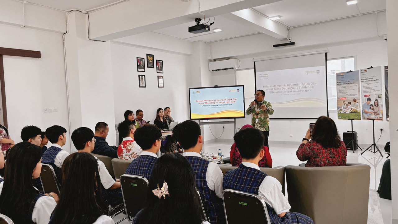 Danamon beserta OJK mengadakan program literasi keuangan di Sekolah Suria Harapan School, Jambi