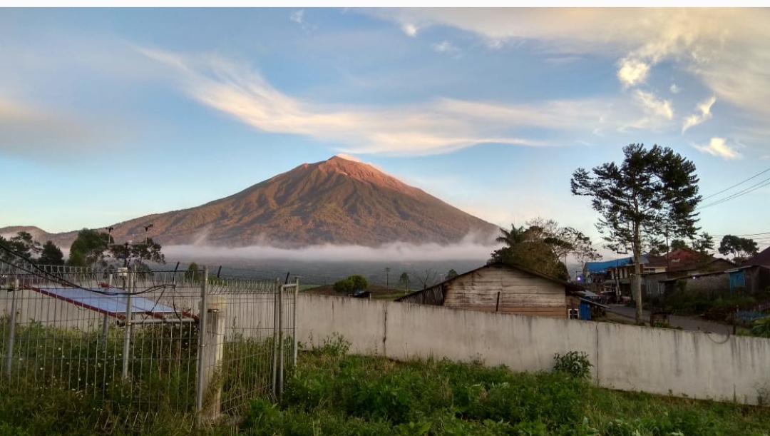 Puncak Gunung Kerinci Retak 4 Meter, Dampak Sering Erupsi, Membahayakan ...