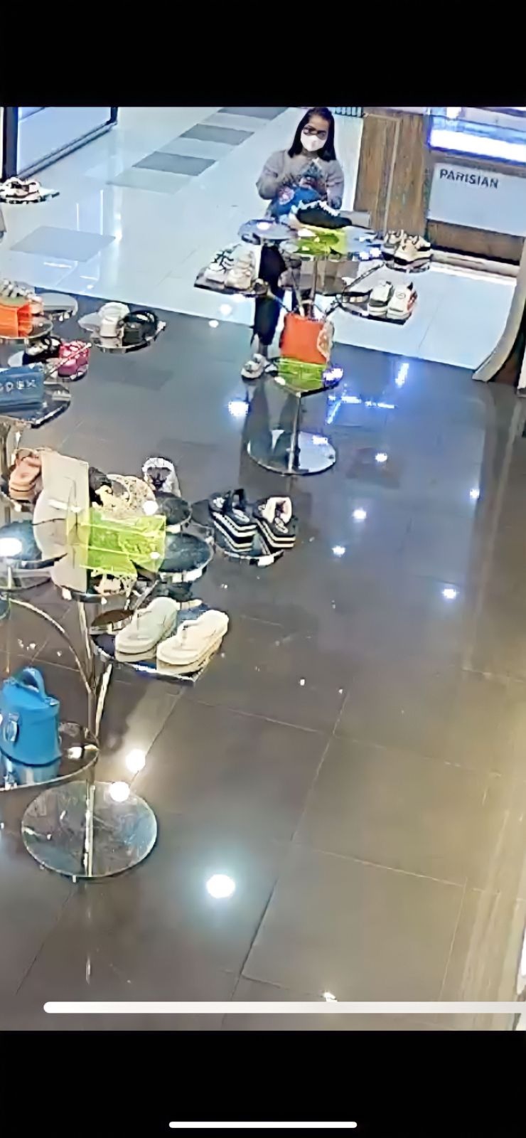 Terekam CCTV, Seorang Wanita Curi Tas di Mall WTC Jambi 