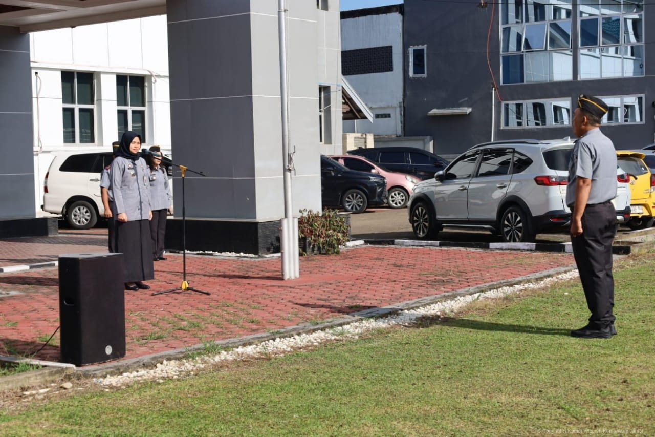 Gelar Apel Pagi, Kadiv P3h Kanwil Kemenkum Jambi Soroti Progres Posbakum dan Serahkan Piagam Penghargaan