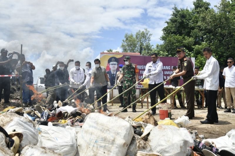 Ribuan Pasang Sepatu Dan Tas Bekas Dimusnahkan Kejari Bengkalis