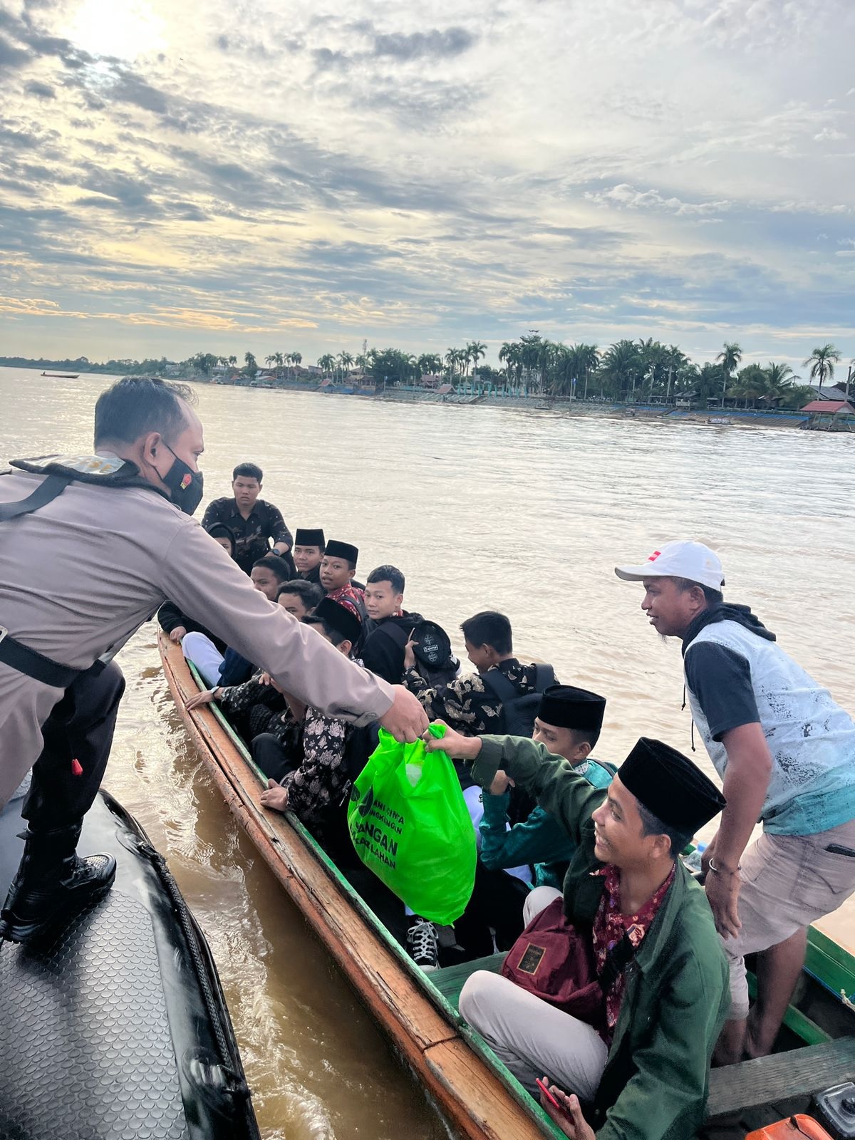 Polda Jambi Sebarkan Bantuan 715 Paket Sembako Kepada Masyarakat Terdampak Kenaikan BBM