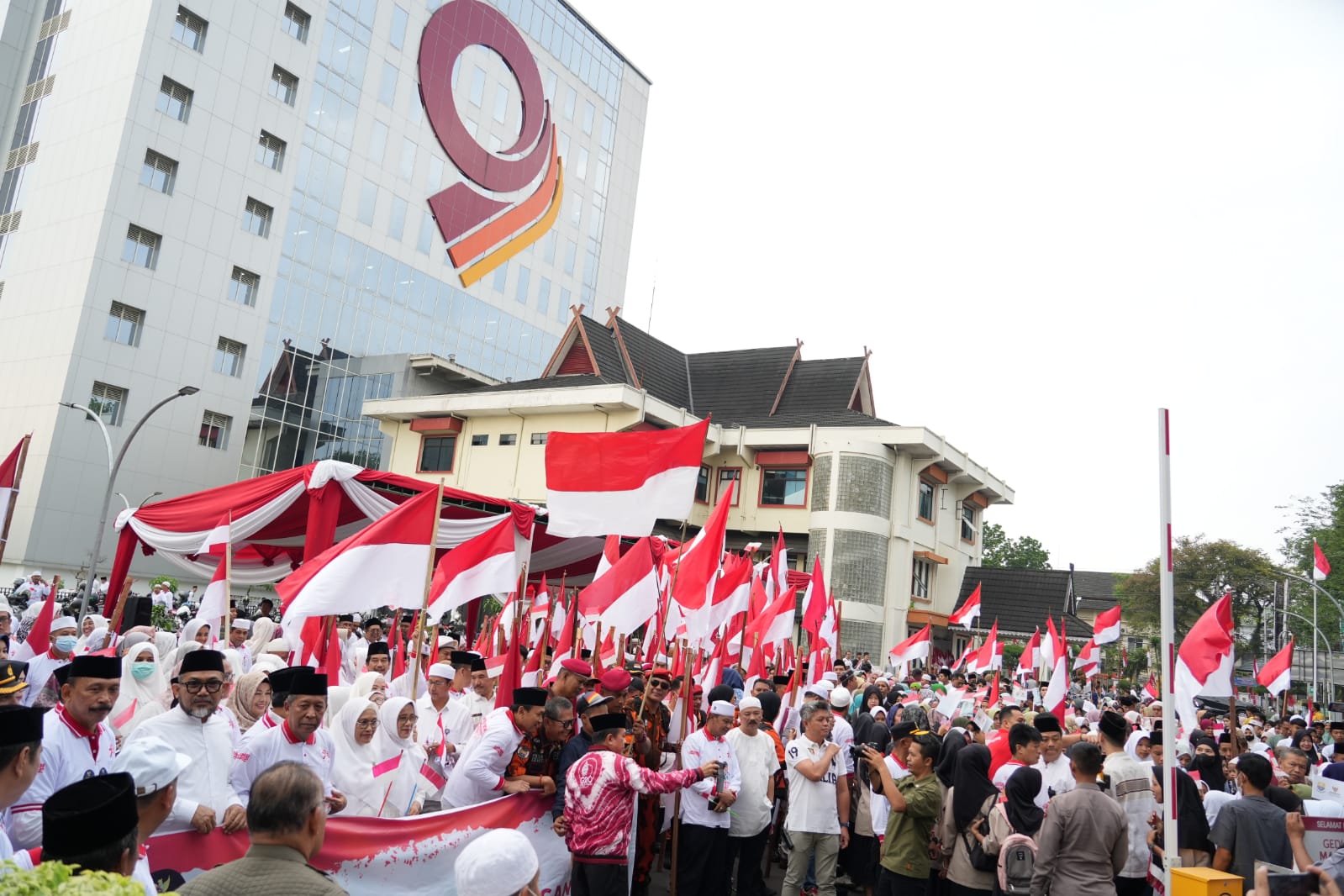 Wow! Bank Jambi Bagi-bagi 1.445 Porsi Makanan Saung untuk Anak Yatim Piatu