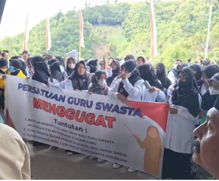 BREAKING NEWS: Puluhan Guru Swasta Geruduk DPRD Kerinci, Ini Permintaannya..