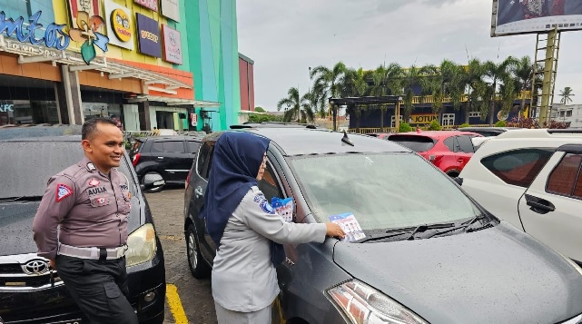 Jasa Raharja Jambi Gencar Bagi Brosur Promo Pemutihan Kendaraan Bermotor di Parkiran Mall-Mall Kota Jambi