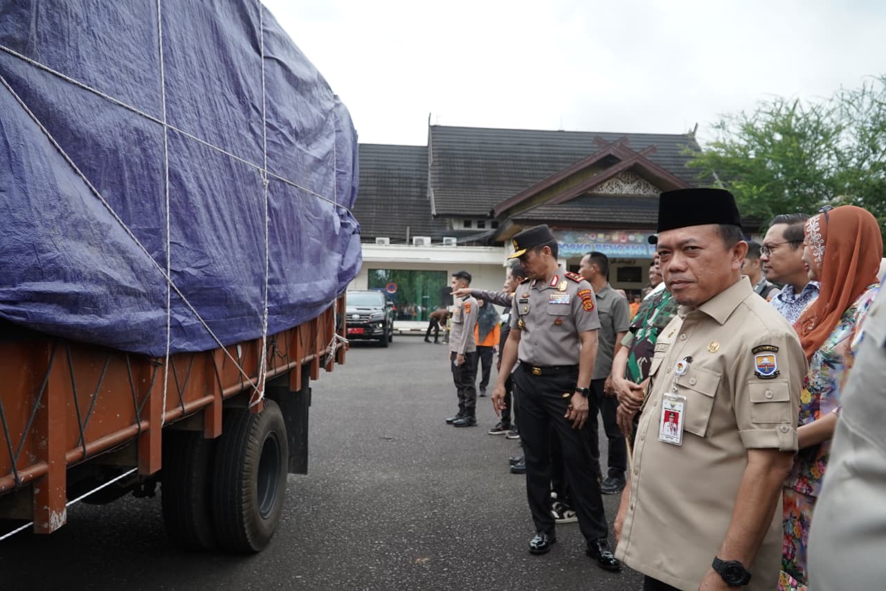 Gubernur Al Haris Lepas Bantuan Kemanusiaan Bencana Sumatera dengan Total Rp. 4,5 Miliar