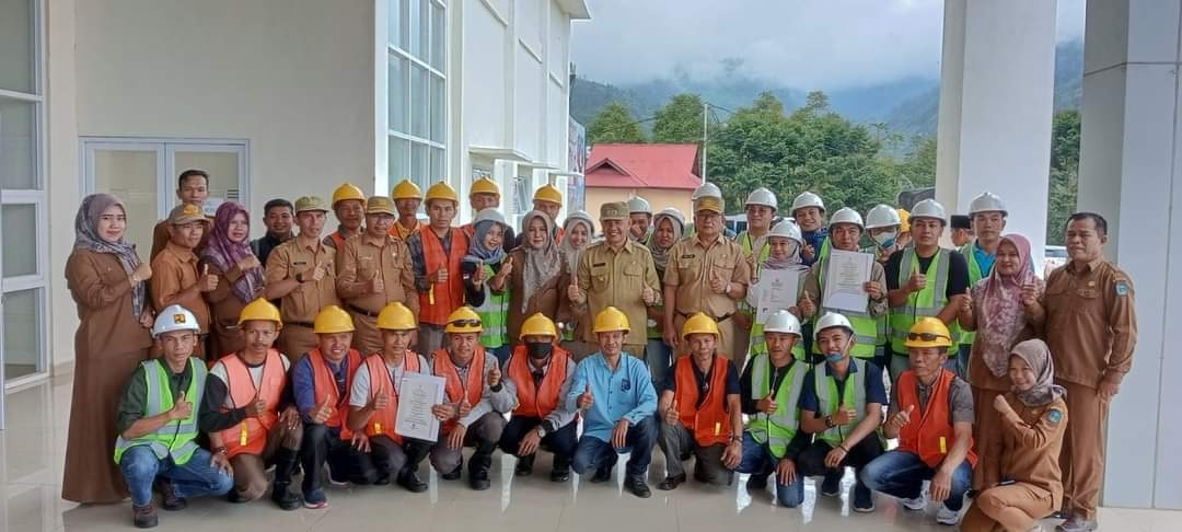 Diserahkan Bupati Kerinci, 100 Tukang Dapat Sertifikat Kompetensi Kerja